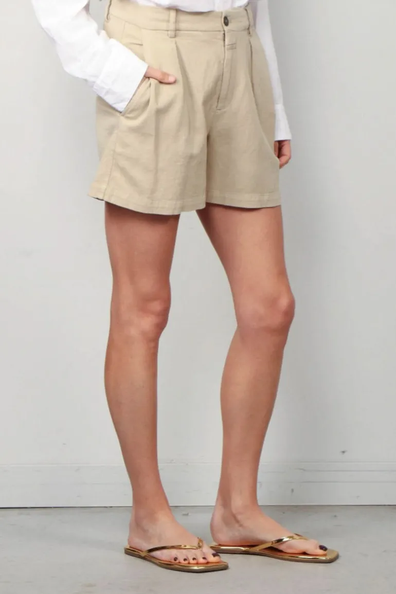 Closed Short - Revyl - Soft Beige