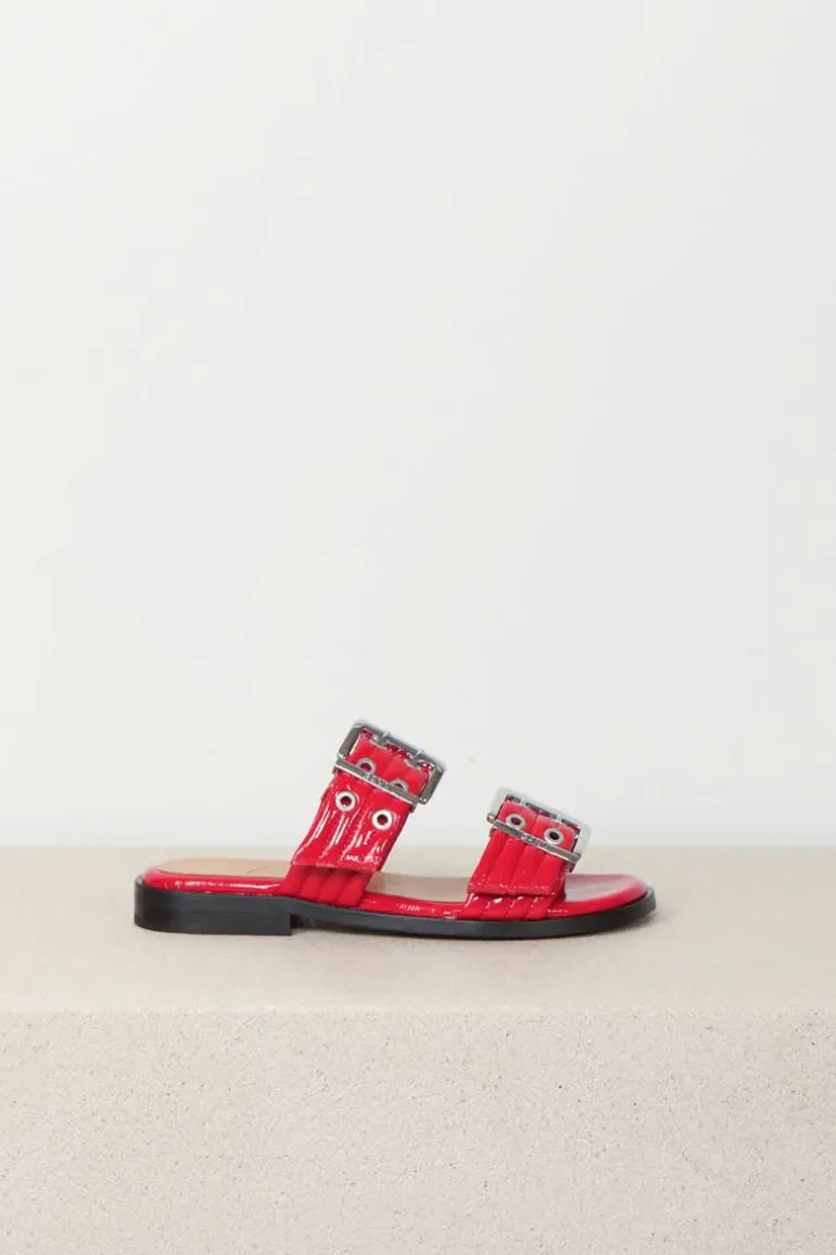 Ganni Sandalen - Feminine Buckle Two Strap Sandal Naplack - Racing Red