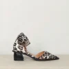 Ganni Sandalen - Feminine Buckle Open Cut Pump Satin Print - Leopard