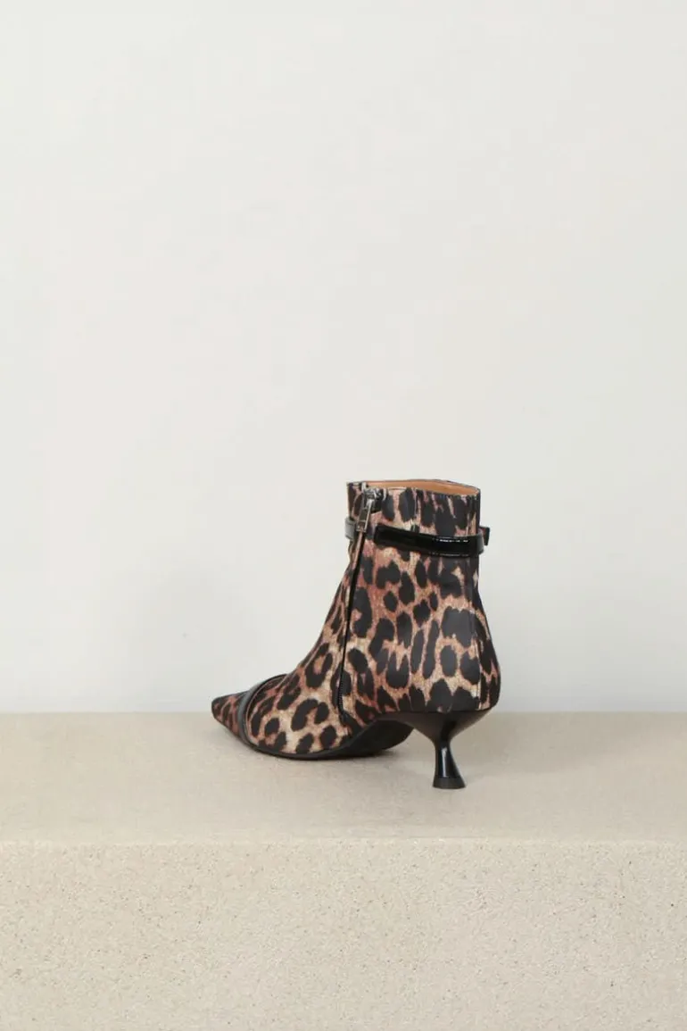 Ganni Laarsjes - Eyelets Kitten Heel Boot Satin Print - Leopard