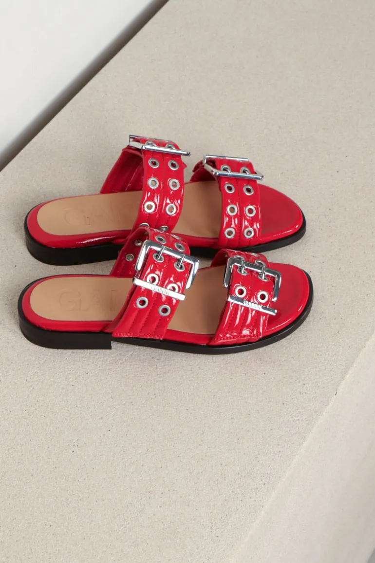 Ganni Sandalen - Feminine Buckle Two Strap Sandal Naplack - Racing Red