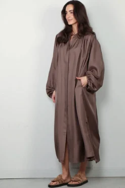 RÓHE Jurk - Pleated Silk Dress- Taupe