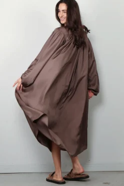 RÓHE Jurk - Pleated Silk Dress- Taupe